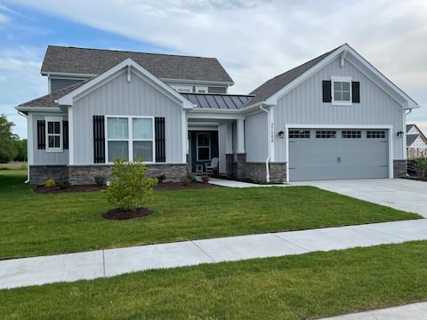 Large home, pools & amenities, minutes to beach