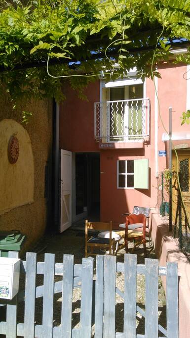 entrée indépendante de la maison