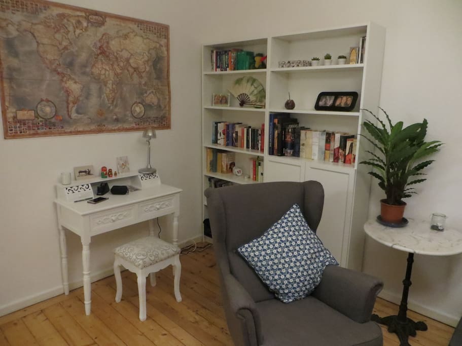 Gemütlicher Sessel im Wohnzimmer