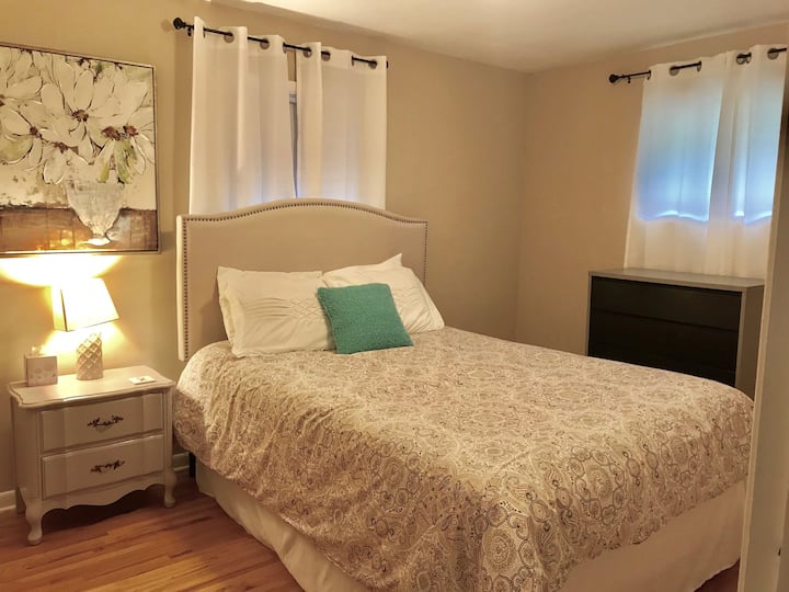 غرفة نوم بمستوى رئيسي بسرير بحجم كبير. 