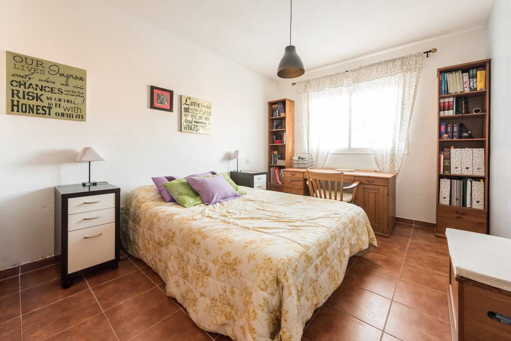Habitación con cama doble, armario empotrado y escritorio