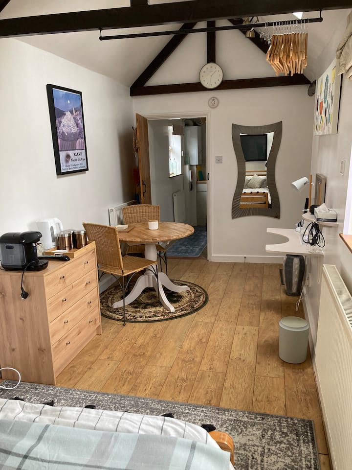 Kuzhina me pamje nga dhoma kryesore