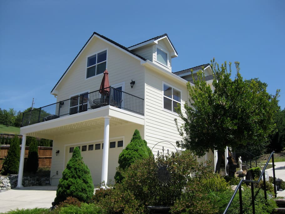 Roxy Ann Retreat Large Luxury Carriage House Guesthouses for Rent