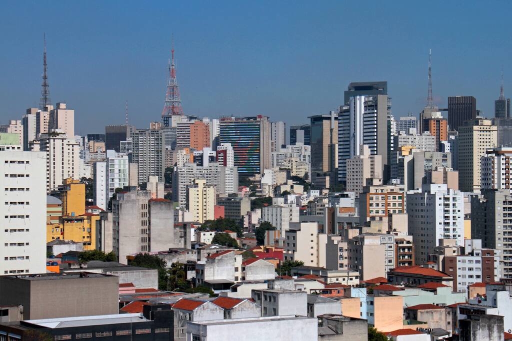 Uma vista incrível da sacada! Ao fundo o famoso Macksound hotel e as torres da avenida Paulista