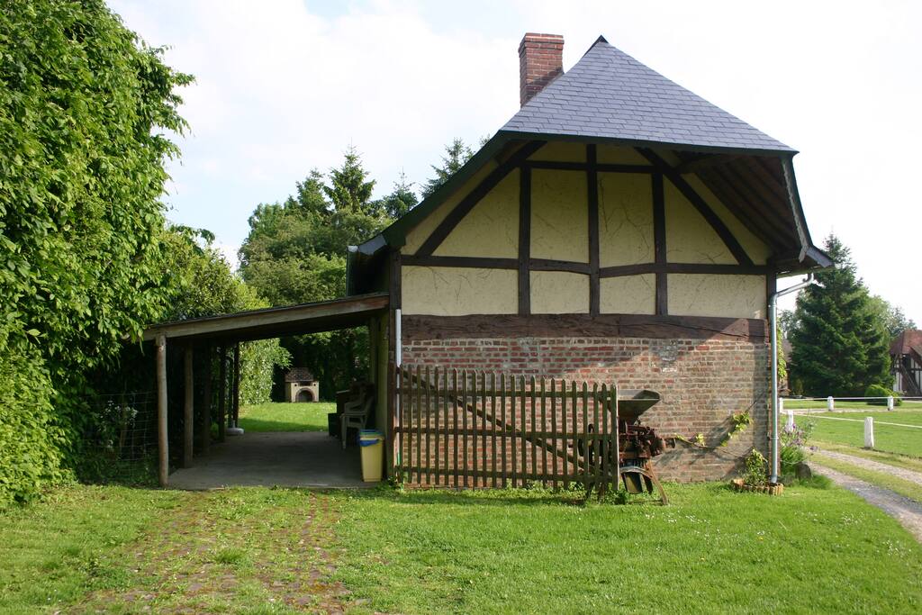 Façade avec abri voiture (coté nord)