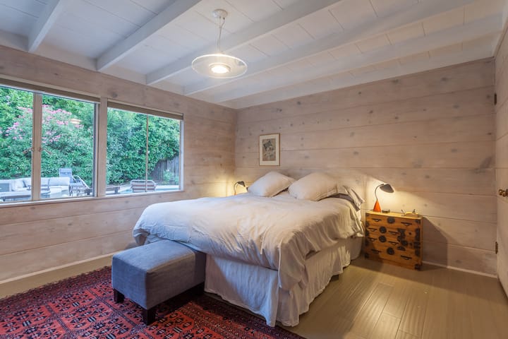 ห้องนอนใหญ่พร้อมเตียงคิงไซส์