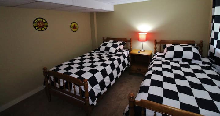 Bekijk onze autothema-kamer,  de Pompoen Run-autoshow wordt elke oktober gehouden in Owensville ohio. Een groot evenement komt het bekijken op slechts 15 minuten rijden naar een geweldige autoshow !  We kunnen ons ook een privébericht sturen voor oplegger voor meer informatie 