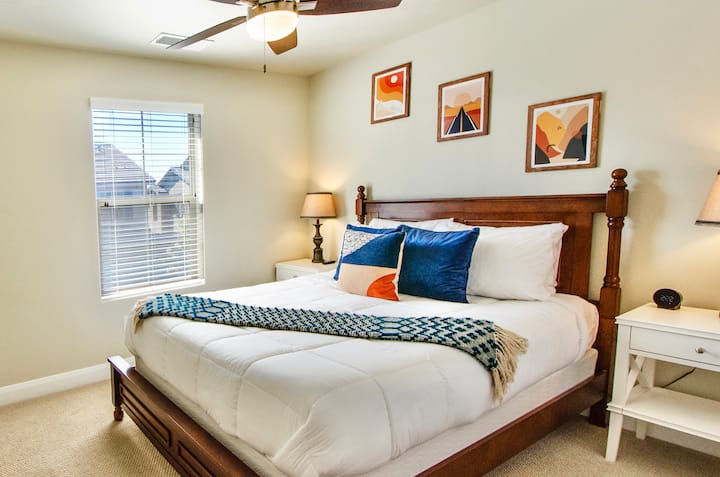 Druga spavaća soba s bračnim krevetom i TV-om