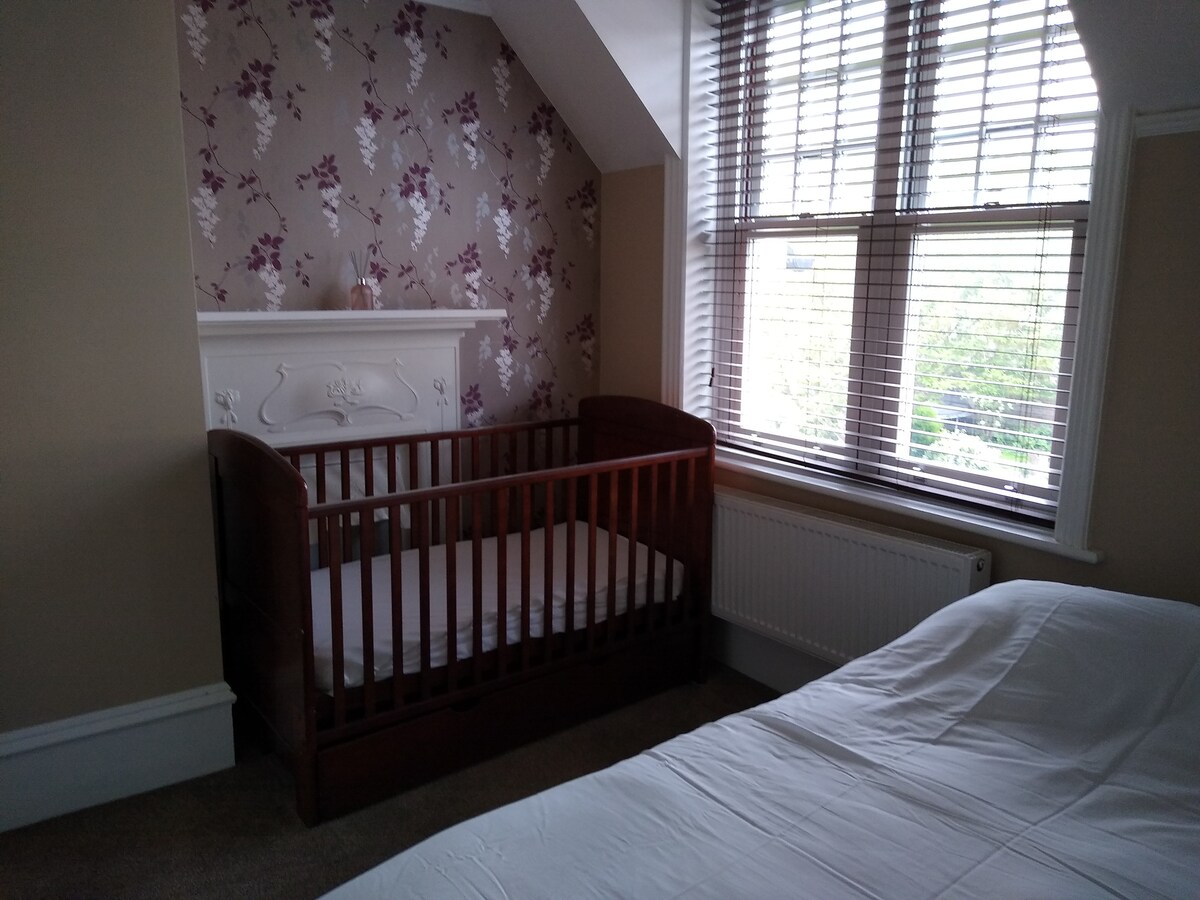 Dvojlôžková spálňa 4 s detskou postieľkou.