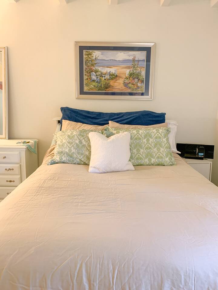 Dormitorio principal: cama queen -
Nuevo colchón y increíble parte superior de espuma. BR también incluye otro televisor inteligente para que disfrutes.  O si es así, inclinado a un refugio más paradisíaco, pequeños ventiladores y un fabricante de ruido blanco de fondo ligero están disponibles en el vestidor.