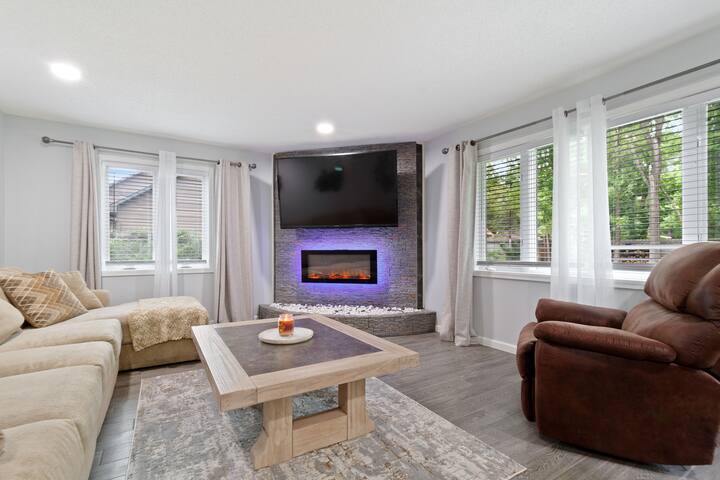 Jenkins Retreat – 5BR w/private hot tub & theater gallery image 4