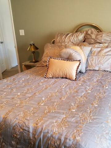 Private Bedroom in Pretty Home