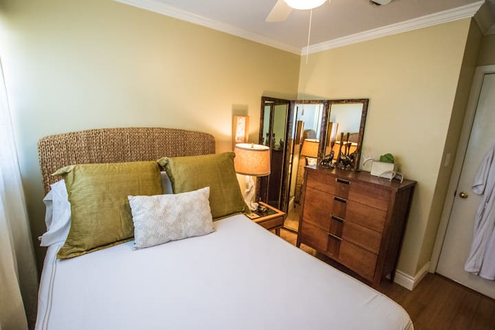 Მზიანი და მყუდრო ოთახი ორადგილიანი საწოლით.