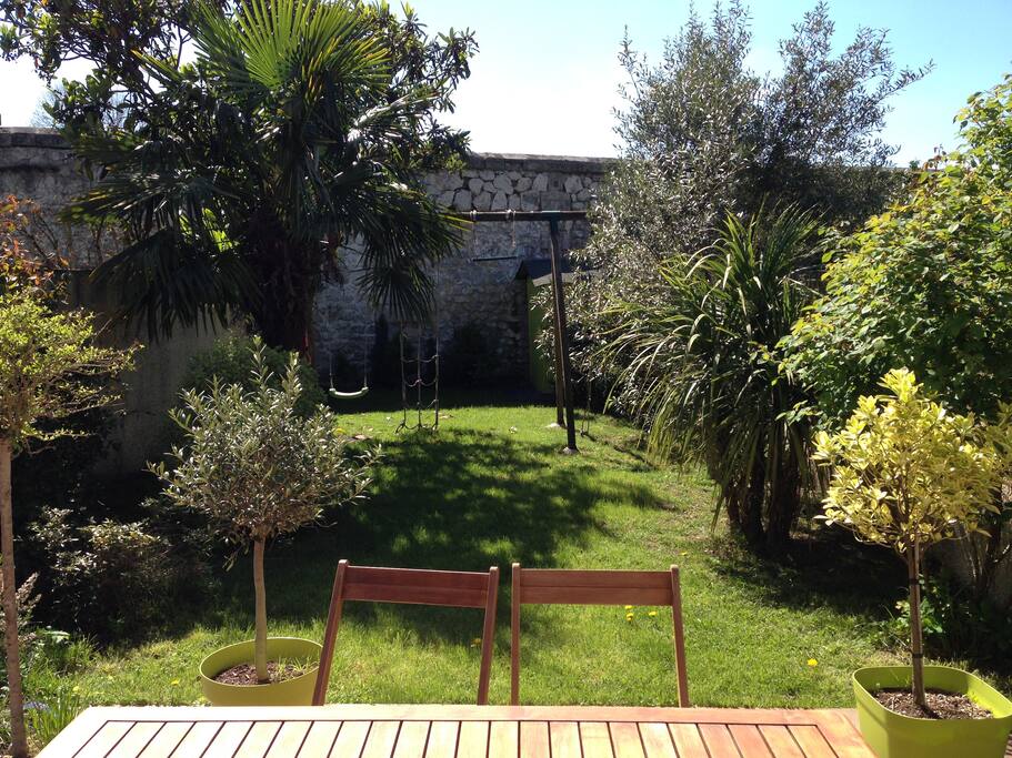 Vue de la terrasse sur le jardin.