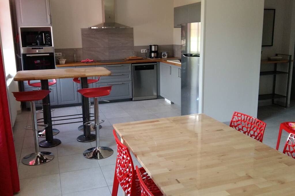 La cuisine vue du salon