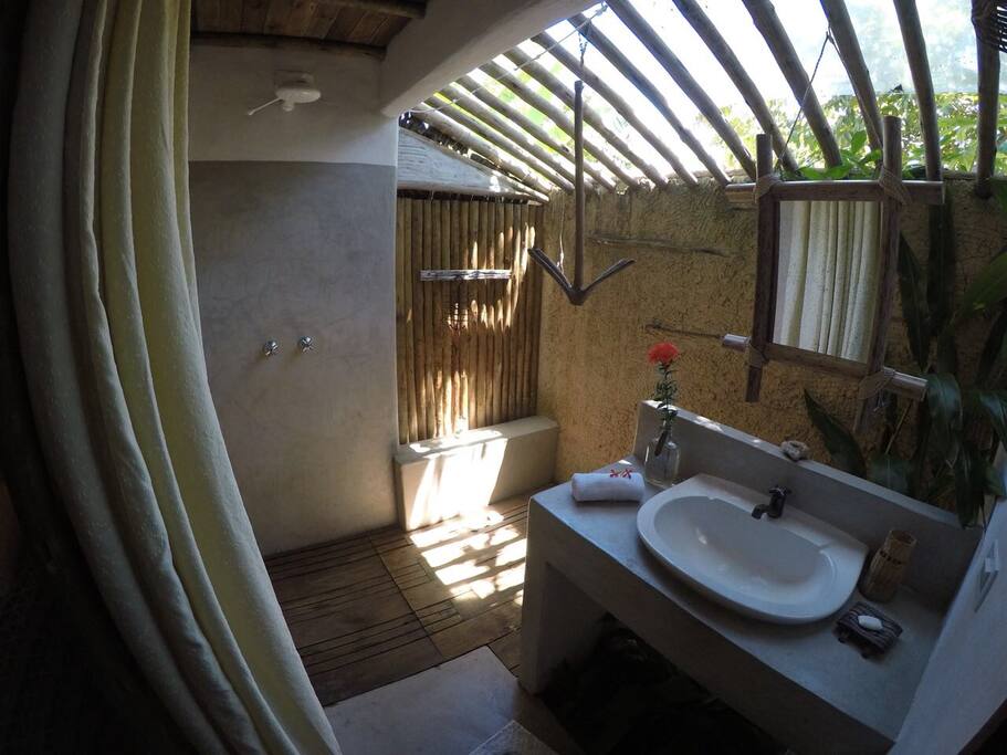 Amazing bathroom! Banheiro incrível com deck de madeira e jardim interno.
