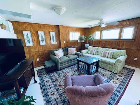 Top performing Airbnb: 1 Bedroom, 1 block to BEACH, Full Kitchen in Avon