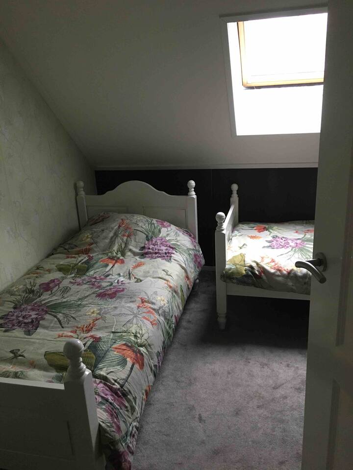 חדר שינה עם 2x1 מיטה