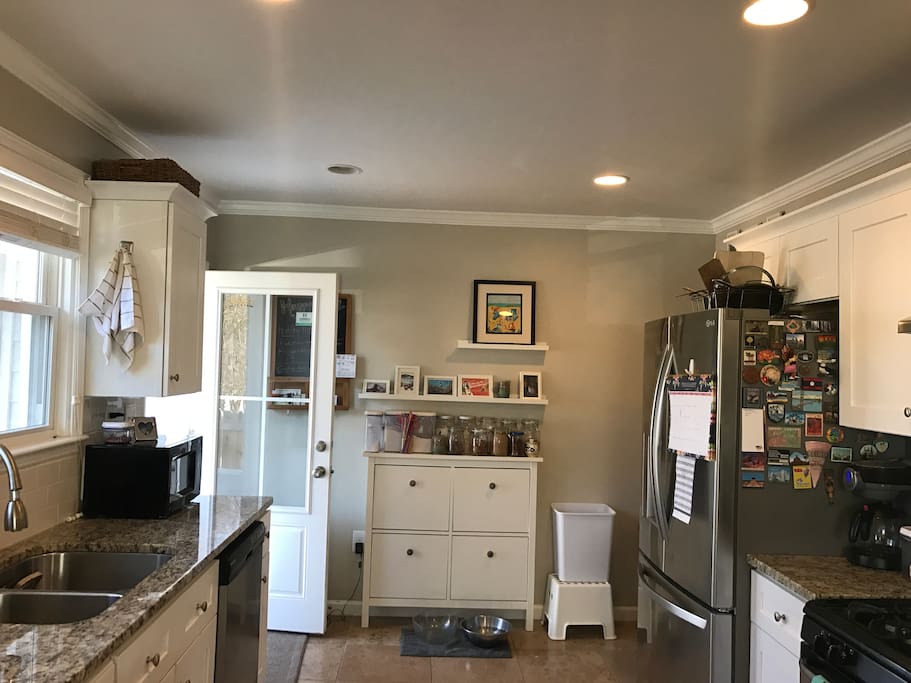 Sunny, gourmet kitchen. Very well equipped