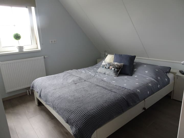 Საძინებელი ორადგილიანი საწოლით. Ამ ოთახში შესაძლებელია საწოლის განთავსება.