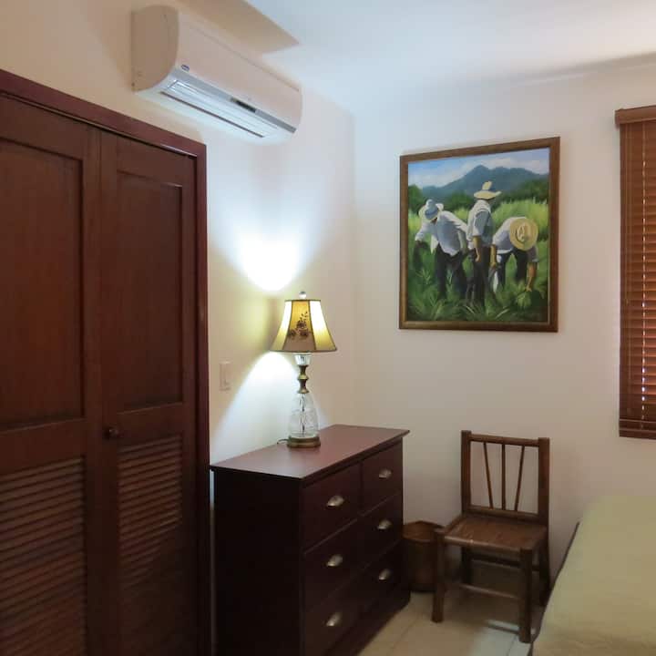 Chumba cha kulala cha wageni cha kabati na droo