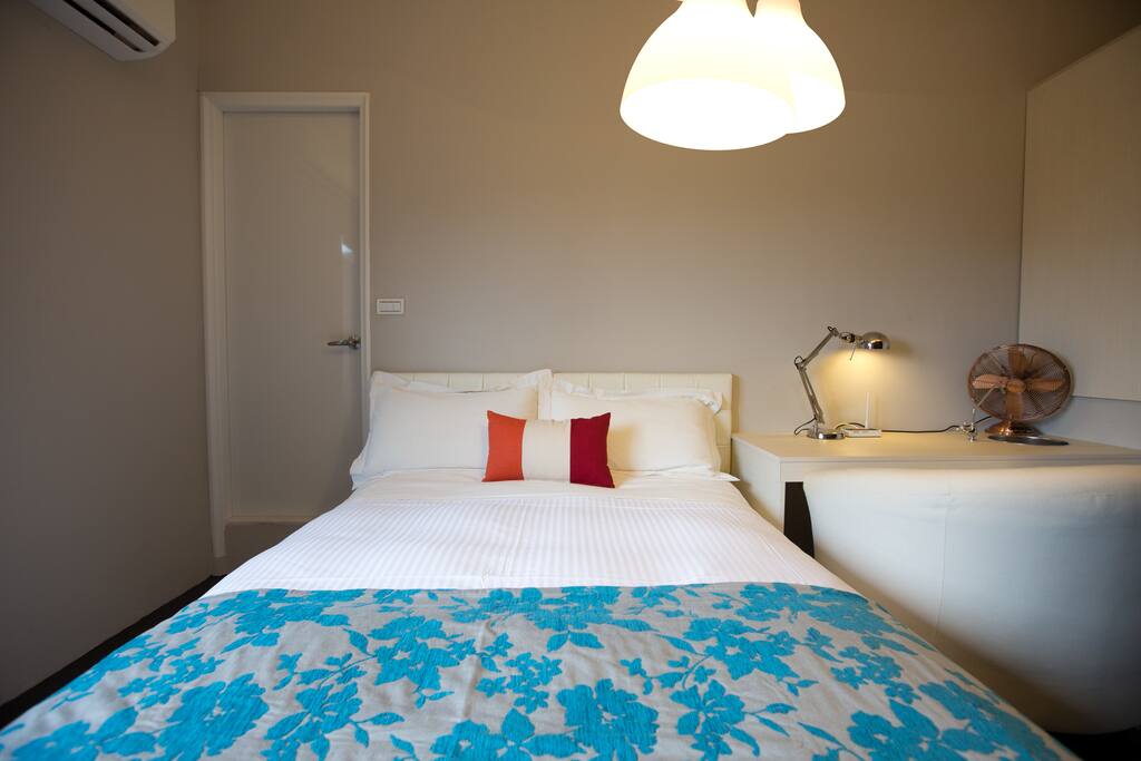 spacious queen size bed with high-tread count bedding
加大的高级双人床