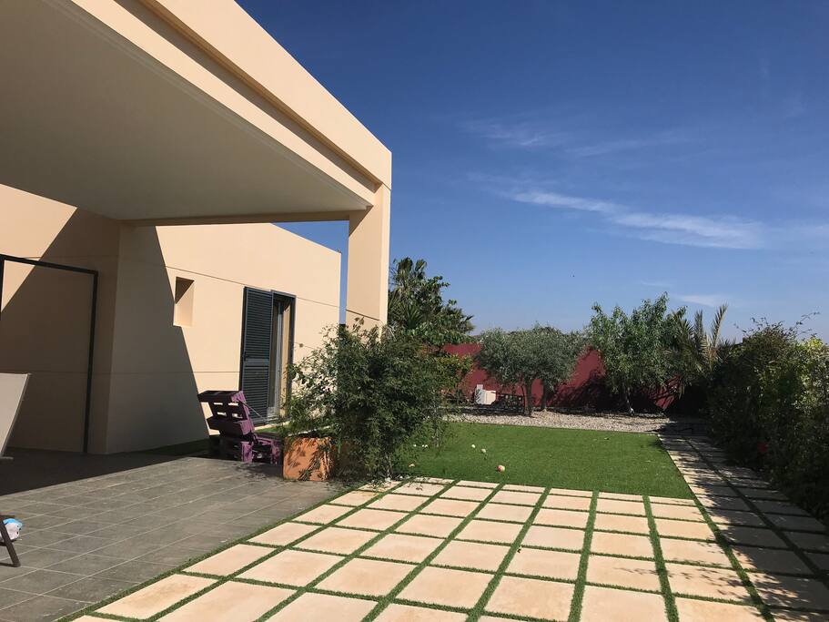 Jardín con pequeño huerto y frutales
