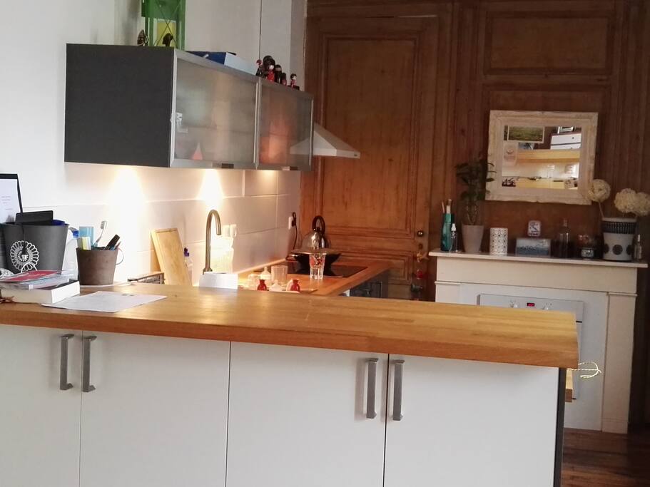 Cuisine équipée avec bar américain donnant sur le salon