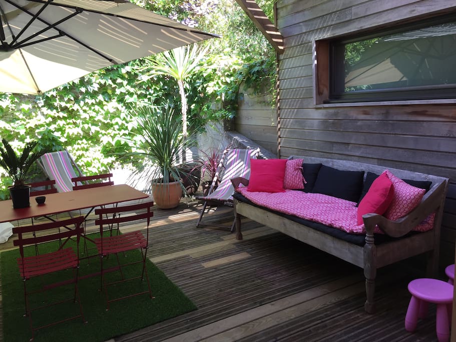 Vue du patio : Parasol, banc balinais avec matelas, transats, tout est prévu pour se prélasser, prendre le temps de lire et de discuter autour d'un café ou un apéro. Plancha pour la cuisine facile et gouteuse!