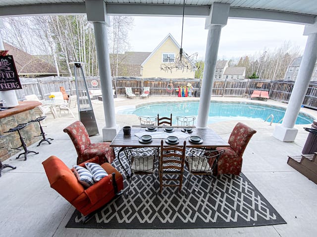 RESORT FEEL AT HOME WITH POOL & HOTTUB!