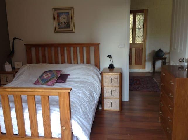 Fabulous Bathurst Pad - Spacious, great location