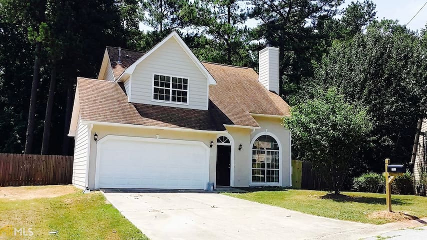 Cozy Corner Private Bdrm Close to Atl Airport