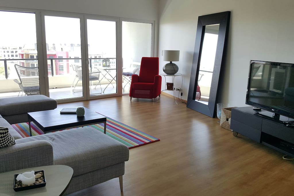 Livingroom with entrance to balcony