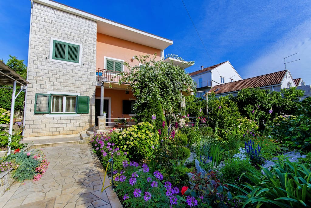 Entrance to the apartment with garden view
