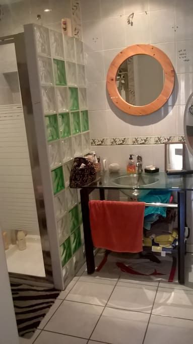La première des deux salles de bain