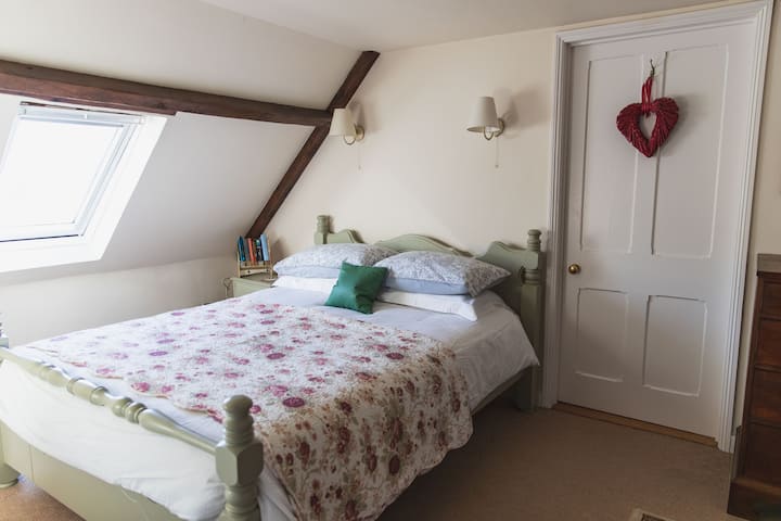 Cama tamaño king en el dormitorio principal con acceso a través de la habitación doble