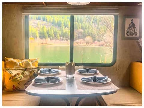 Chinook Pass-Glamping/RV on a private lake!