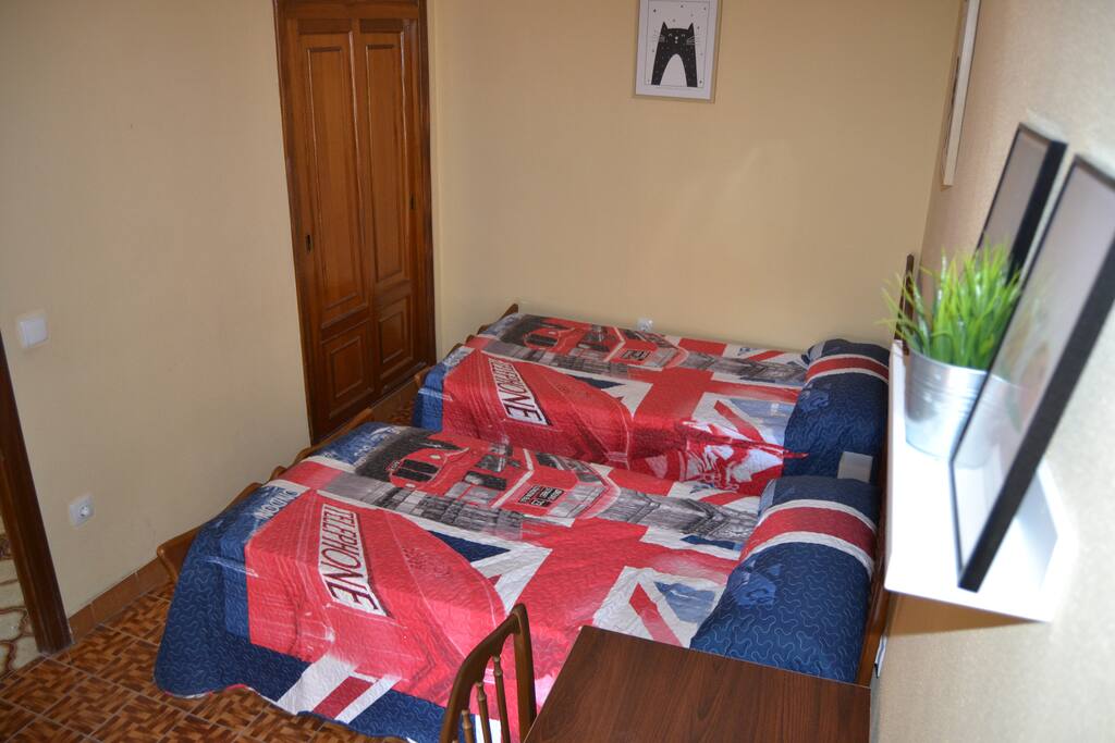 posibilidad de juntarlas sin problemas, o segun disponibilidad se puede solicitar cama/colchon de 135cm. (todo es nuevo)