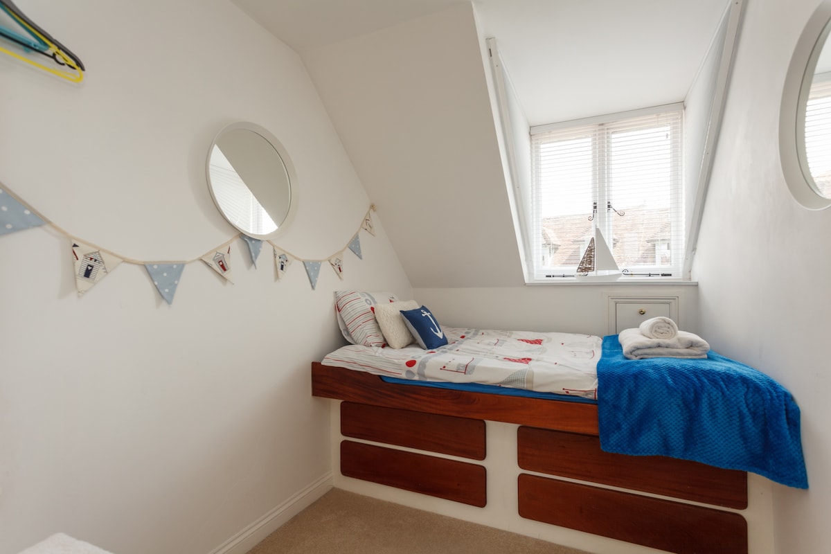 מיטת חדר בקתה, ברוחב 4 רגל על 2 מטר. 