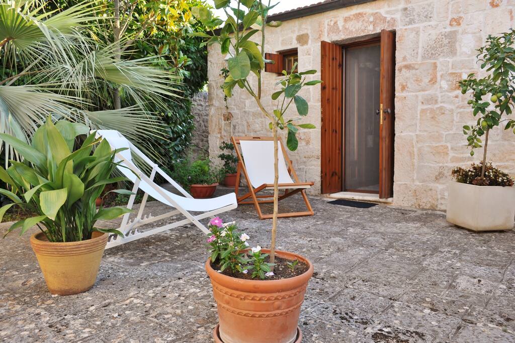 Oldest Lamia: particolare del patio