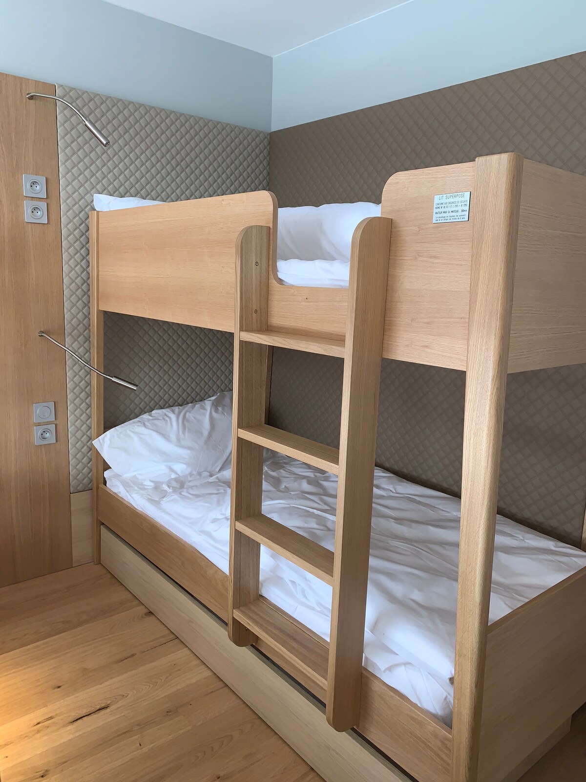 ห้องนอนมีเตียงสองชั้น 2 เตียง (นอนได้ 4 คน)