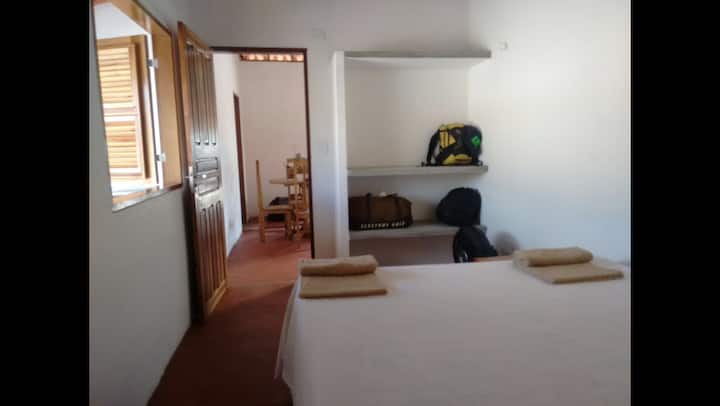 套房配有双人床和空调。 房源后有沙丘景观。