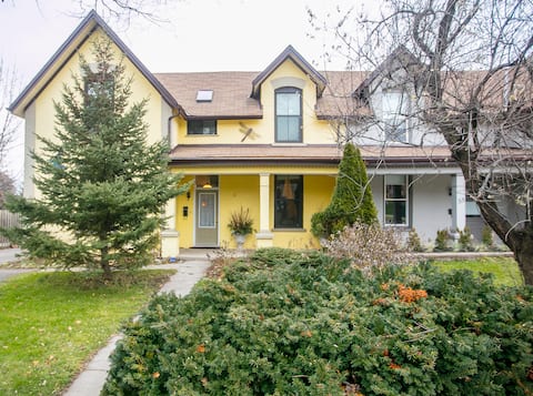 Golf,Ski 2 BR Century Home in Downtown Orangeville