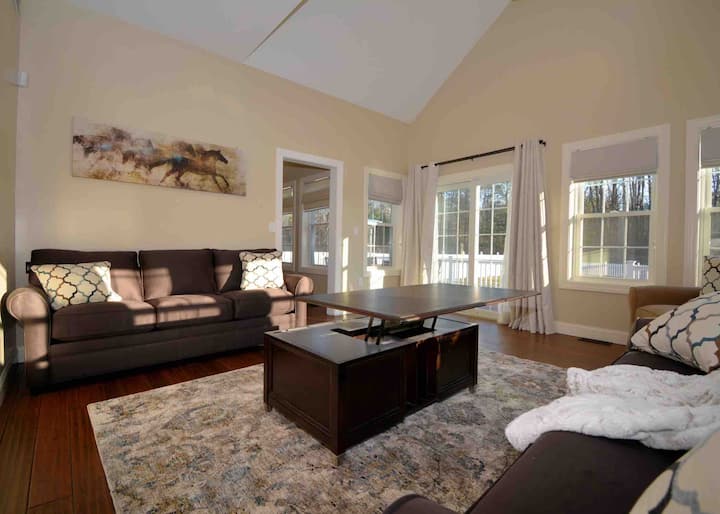 غرفة شمسية تؤدي إلى السطح الخلفي ومسيجة في الفناء الخلفي بما في ذلك حوض الاستحمام الساخن وحمام السباحة الساخن الأرضي. تشمل الألعاب الخارجية البوتشي وملاعب الغولف الصغيرة وفتحة الذرة والمزيد من الأنشطة الممتعة.

جلوس واسع في هذه الغرفة التي تتضمن سرير أريكة وأريكة قابلة للسحب