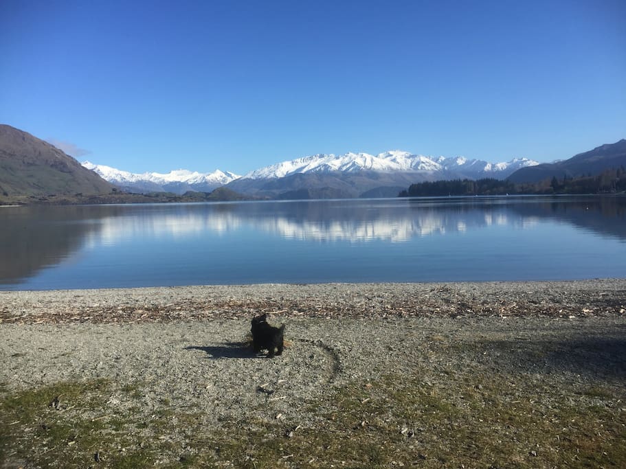 Lake Wanaka 5 minutes walk