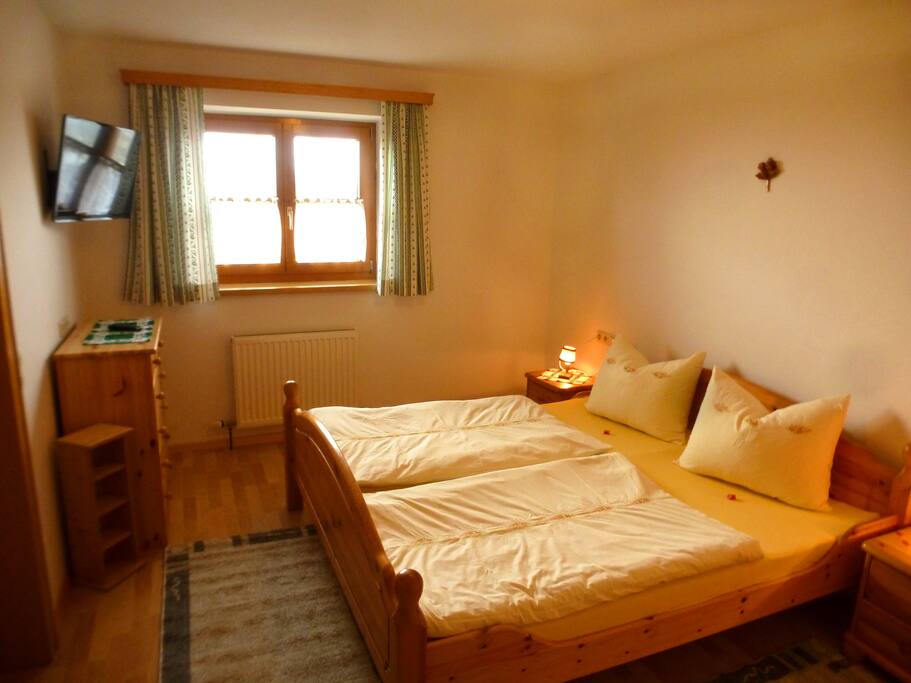 Schlafzimmer mit Flat-TV