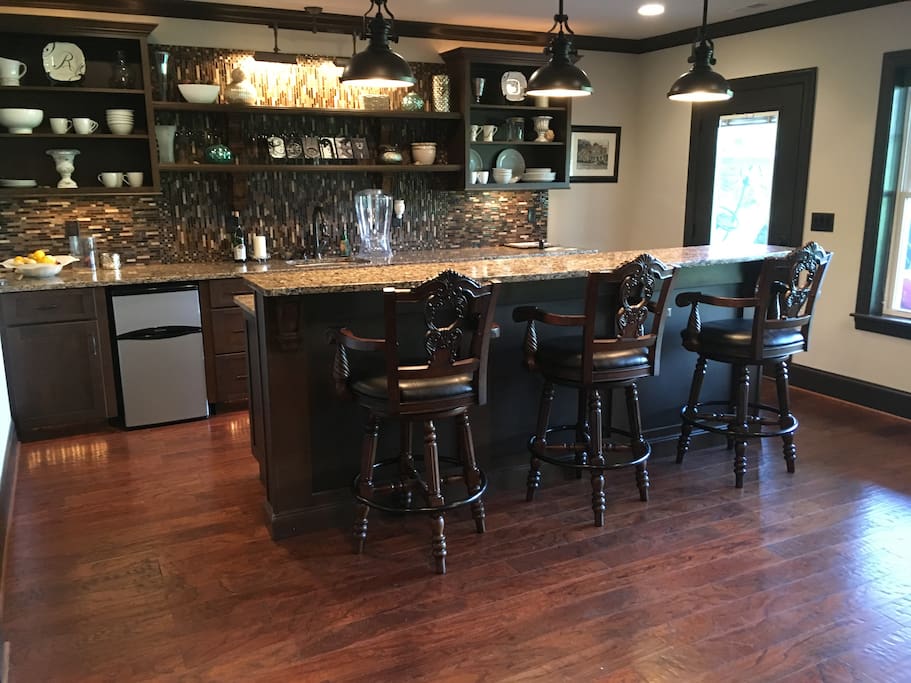 Bar to eat at, microwave, mini-fridge and dishwasher present.