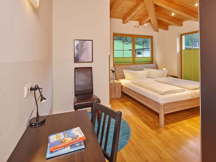 ห้องนอน 3 - ห้องนอนใหญ่มีระเบียงทีวีตู้เสื้อผ้าขนาดใหญ่และโต๊ะทำงานขนาดเล็ก