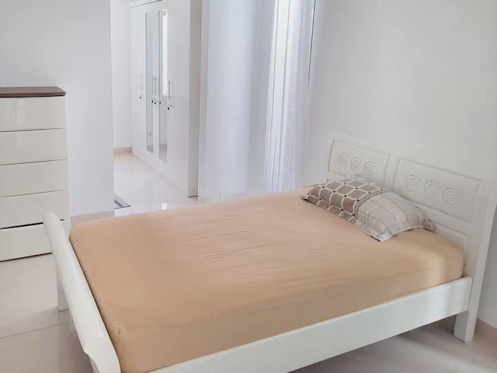 Dormitorio 3,  con cama individual y baño privado.