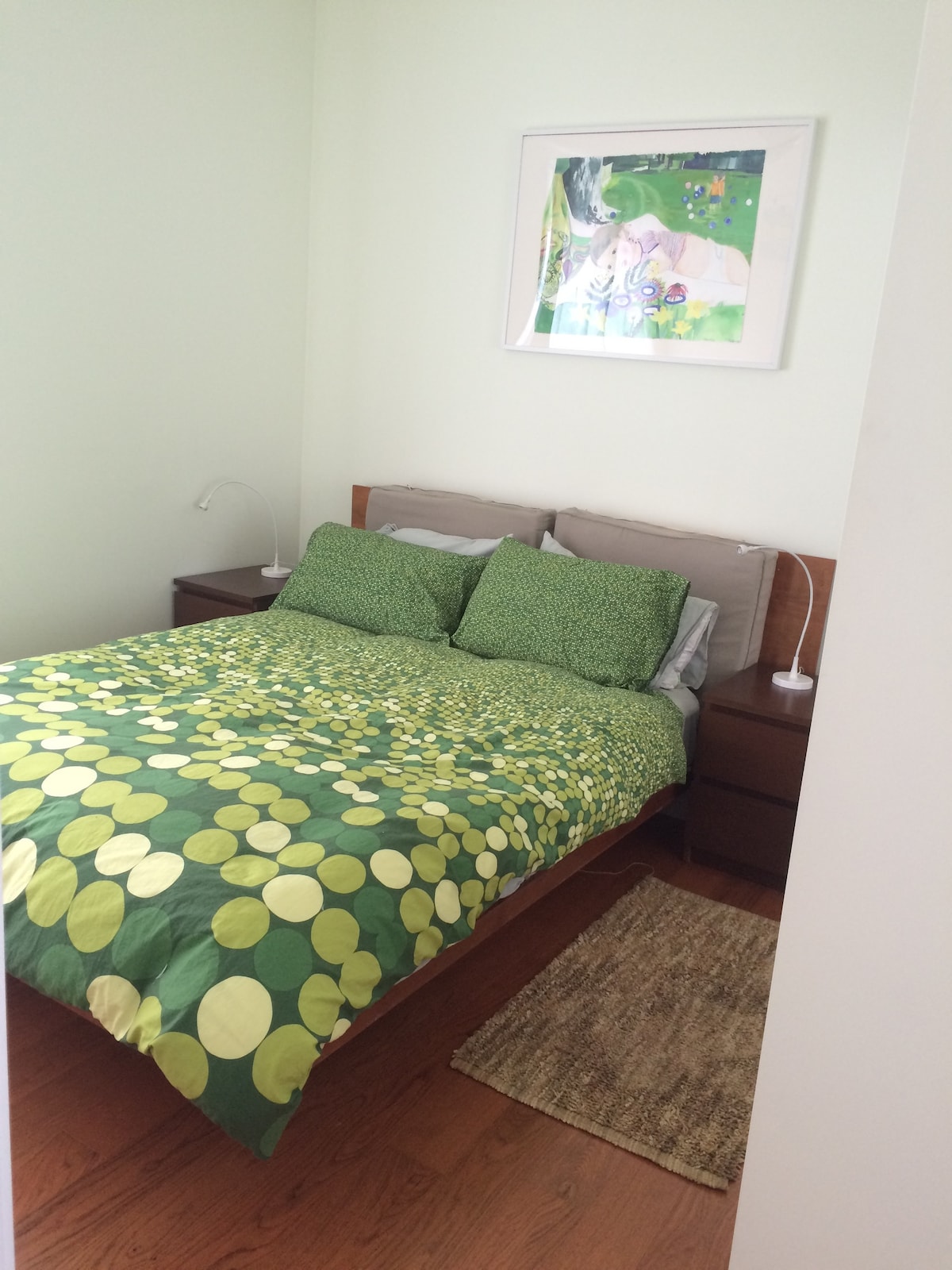 Druga spavaća soba na prvom katu, povezana s kupaonicom s tuš-kabinom, bračni krevet (širine 150-179 cm)